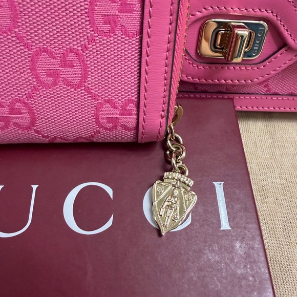 NIB- Gucci Wallet - Picture 4 of 7